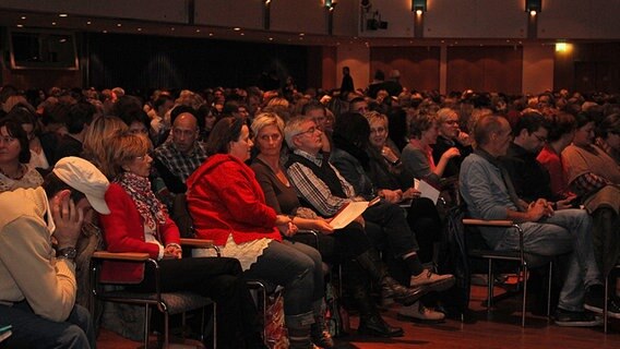 Viele Menschen sitzen in einem Saal © NDR.de Foto: Kristina Festring-Hashem Zadeh