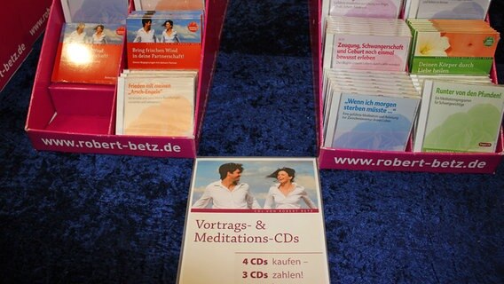Vortrags- und Meditations-CDs liegen zum Verkauf auf einem Tisch © NDR.de Foto: Kristina Festring-Hashem Zadeh