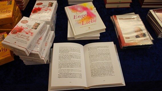 Bücher liegen auf einem Tisch © NDR.de Foto: Kristina Festring-Hashem Zadeh