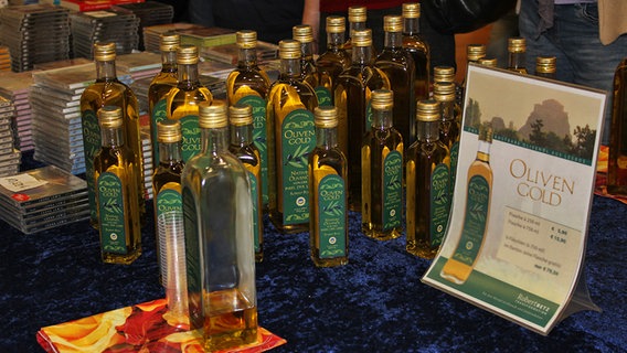 Flaschen mit Olivenöl stehen auf einem Tisch © NDR.de Foto: Kristina Festring-Hashem Zadeh