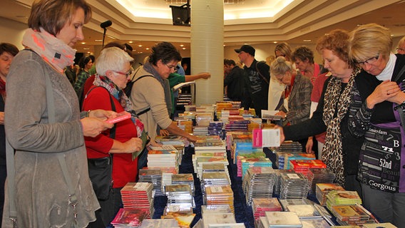 Menschen stöbern an einem Büchertisch © NDR.de Foto: Kristina Festring-Hashem Zadeh