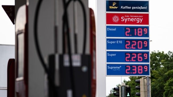 An einer Tankstelle in Bremen sind die Spritpreise angezeigt. © Melissa Erichsen/dpa 