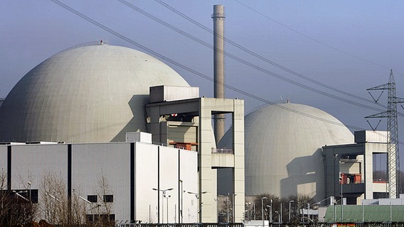Nebeneinander stehen die Reaktorgebäude A (r.) und B des Kernkraftwerks im südhessischen Biblis. © dpa Foto: Arne Dedert