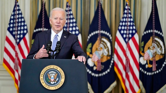 Joe Biden, Präsident der USA, spricht im State Dining Room des Weißen Hauses in Washington. © Patrick Semansky/AP/dpa 