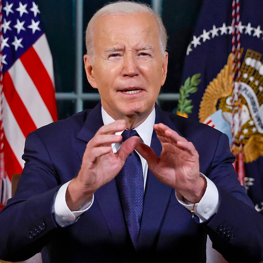 Joe Biden, Präsident der USA, sitzt bei einer Rede an die Nation an seinem Schreibtisch im Oval Office. © dpa bildfunk/AP/Pool Reuters Foto: Jonathan Ernst