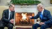 Bundeskanzler Olaf Scholz (l.) sitzt neben US-Präsident Joe Biden bei einem bilateralen Treffen im Oval Office im Weißen Haus. © Michael Kappeler/dpa 