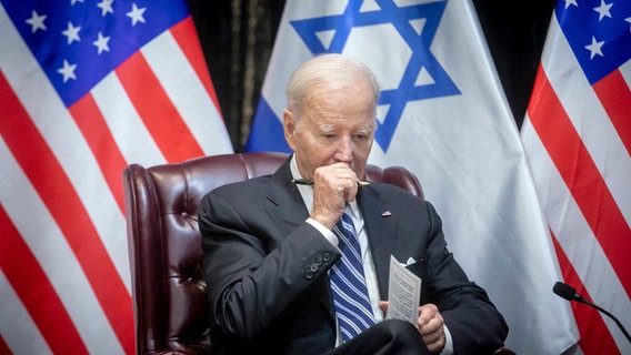 US-Präsident Joe Biden macht eine Pause während eines Treffens mit dem israelischen Premierminister Netanjahu in Tel Aviv. (Foto vom 18.10.2023) © Miriam Alster/AP/dpa 