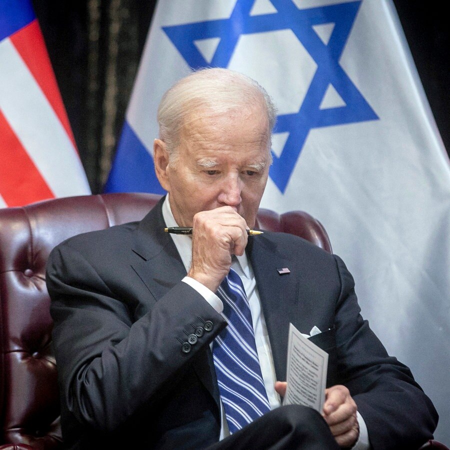 US-Präsident Joe Biden macht eine Pause während eines Treffens mit dem israelischen Premierminister Netanjahu in Tel Aviv. (Foto vom 18.10.2023) © Miriam Alster/AP/dpa 