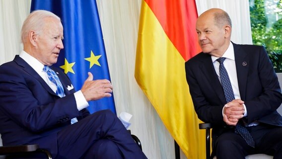 US-Präsident Joe Biden und Bundeskanzler Olaf Scholz sprechen vor dem G7-Treffen in Elmenau miteinander. © picture alliance / ASSOCIATED PRESS Foto: Leonhard Foeger