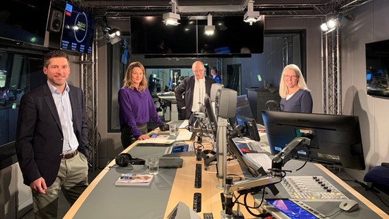 Gäste im Studio von NDR Info (v.l.n.r.): Adrian Feuerbacher (NDR Chefredakteur und Programmchef von NDR Info), Anja Reschke (Panorama-Moderatorin und Leiterin des NDR Programmbereichs Gesellschaft), Joachim Knuth (NDR Intendant) und Moderatorin Birgit Langhammer. © NDR Foto: Sharon Welzel