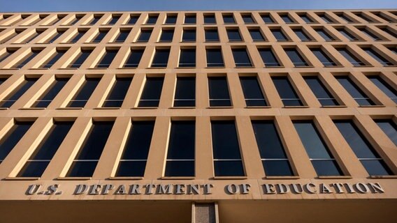 Das Hauptgebäude des US-Bildungsministeriums, das, wie von offizieller Seite gesagt, aus Sicherheitsgründen inmitten umfangreicher Entlassungen für den Tag geschlossen wurde, ist in Washington zu sehen. © Mark Schiefelbein/AP/dpa 