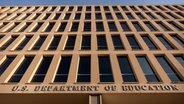 Das Hauptgebäude des US-Bildungsministeriums, das, wie von offizieller Seite gesagt, aus Sicherheitsgründen inmitten umfangreicher Entlassungen für den Tag geschlossen wurde, ist in Washington zu sehen. © Mark Schiefelbein/AP/dpa 