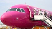 Passagiere besteigen ein Flugzeug des Billiganbieters Wizz-Air © picture alliance Foto: Daniel Kalker