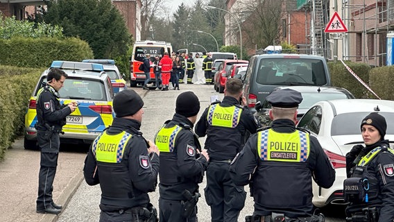 Polizei und Rettungsdienste stehen an einem Tatort in Hamburg-Billstedt, an dem zwei Menschen tödlich verletzt gefunden wurden. © dpa Foto: Steven Hutchings