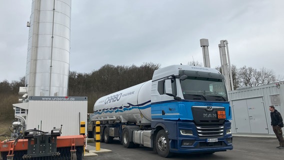 Ein Tanklaster an der Biogasanlage in Kirchgellersen. © NDR Foto: Kai rake