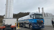 Ein Tanklaster an der Biogasanlage in Kirchgellersen. © NDR Foto: Kai rake