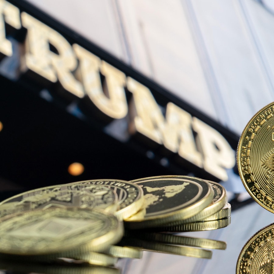 Bitcoins vor dem Trump Tower in New York © picture alliance / Daniel Kalker Foto: Daniel Kalker