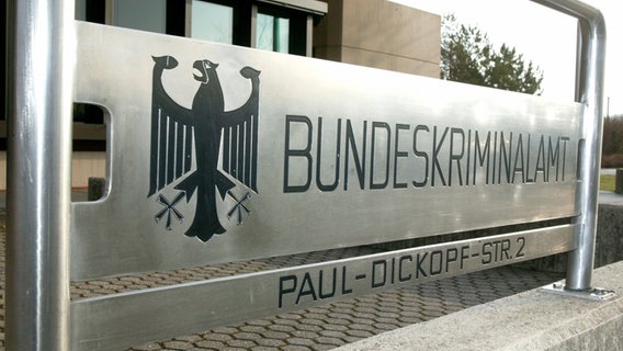 Schild mit der Aufschrift "Bundeskriminalamt" © picture alliance Foto: Ulrich Baumgarten