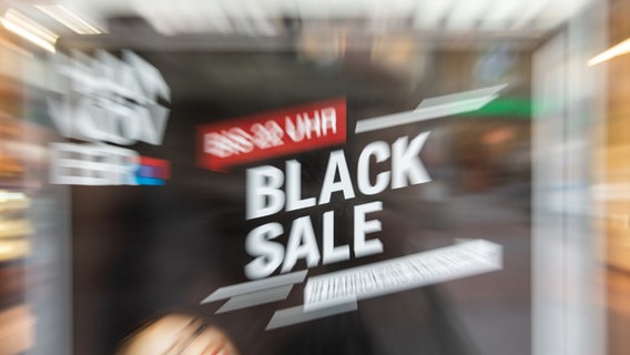 Schaufenster mit "Black Sale"-Schriftzug © dpa-Bildfunk Foto: Lucas Bäuml, dpa