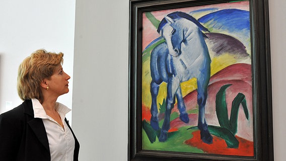 Die Sammlungsleiterin des Lenbachhauses München, Annegret Hoberg, betrachtet das Ölgemälde "Blaues Pferd I" des Künstlers Franz Marc aus dem Jahr 1911. © dpa picture alliance Foto: Rolf Haid