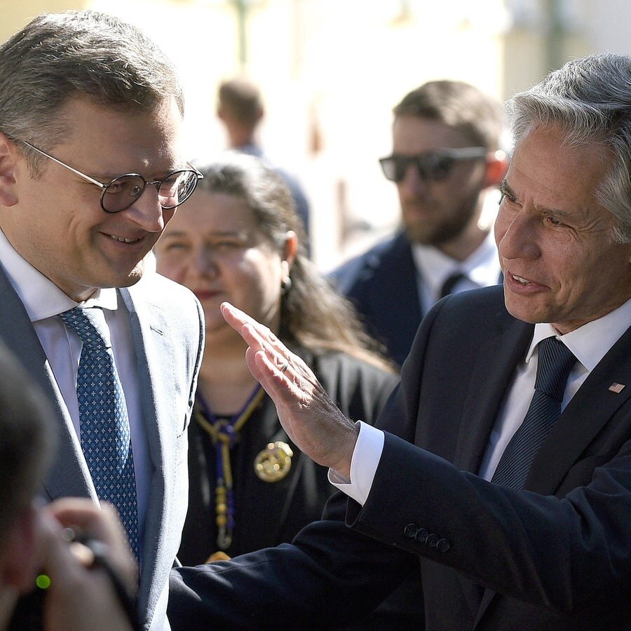 Der ukrainische Außenminister Dmytro Kuleba (l.) und US-Außenminister Antony Blinken bei einem Treffen in Kiew. © dpa picture alliance | abaca | Ukrinform Foto: Ruslan Kaniuka