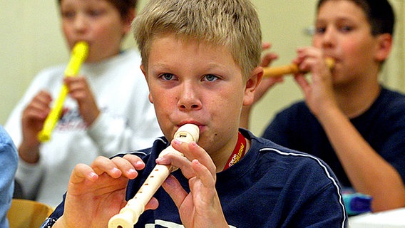 Schüler beim Blockflöten-Unterricht. © dpa Foto: Patrick Seeger