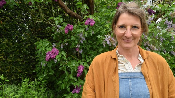 Anne Oberwalleney aus Osnabrück hat die Slowflower-Bewegung 2019 gemeinsam mit anderen gegründet. Inzwischen hat der Verein 235 Mitglieder. © NDR/Susanne Schäfer Foto: Susanne Schäfer