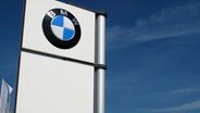 BMW Firmenlogo eines Autohändlers © Imago Foto: Sebastian Geisler