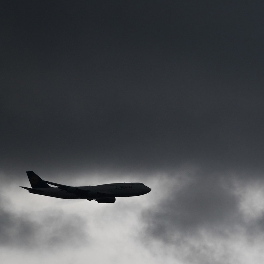 Eine Boeing 747 der Lufthansa ist im Landeanflug auf den Frankfurter Flughafen, während dunkle Regenwolken über das Rhein-Main-Gebiet ziehen. © picture alliance/dpa Foto:  Arne Dedert