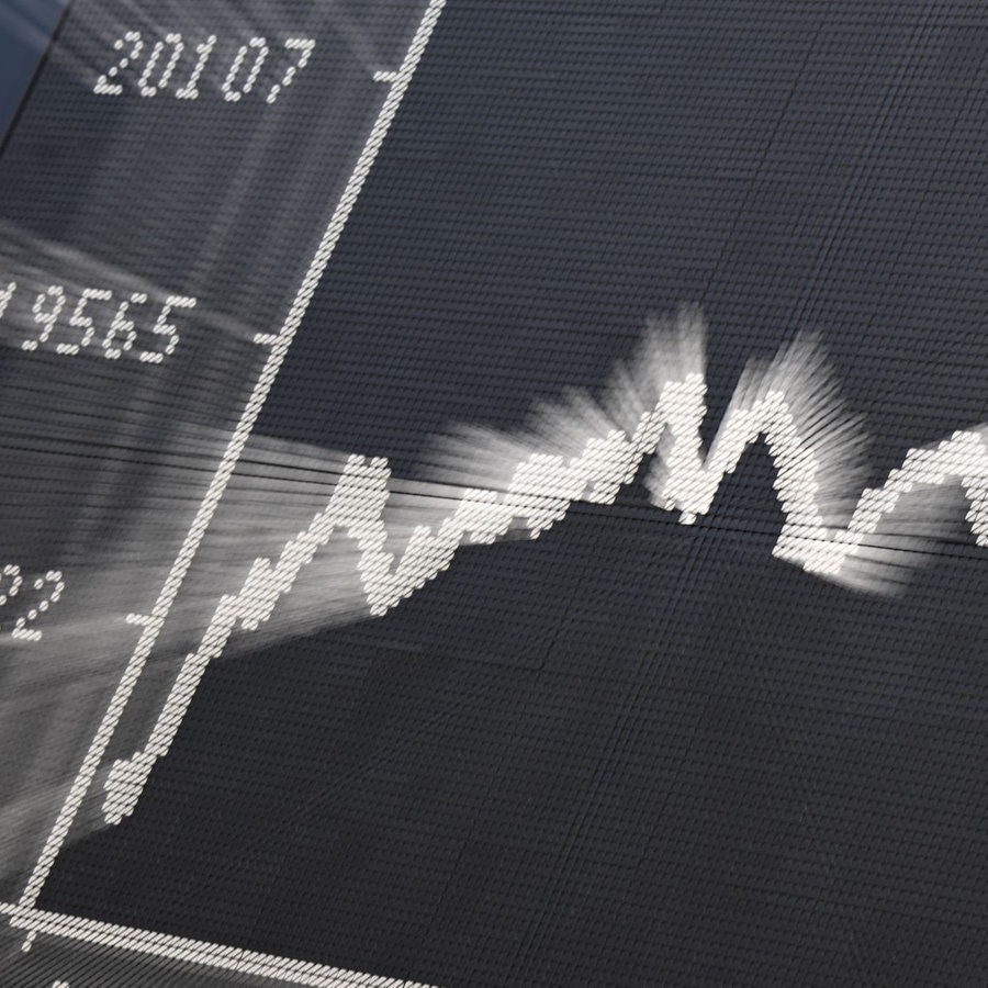 Auf der Anzeigetafel mit der Dax-Kurve wird im Handelssaal der Frankfurter Wertpapierbörse ein Kursverlust angezeigt (Aufnahme mit Zoom-Effekt). Zum Auftakt der neuen Handelswoche ist der Deutsche Aktienindex (Dax) um rund zehn Prozent abgestürzt. © picture alliance/dpa | Arne Dedert Foto: Arne Dedert
