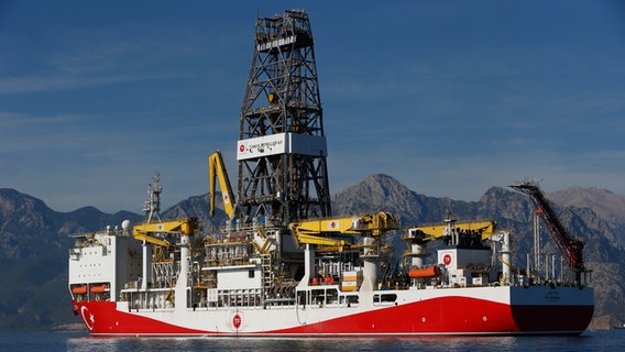 Ein türkisches Bohrschiff 2018 auf der Suche nach Öl und Gas bei Probebohrungen vor der Küste von Antalya. © picture alliance/dpa Foto: Lefteris Pitarakis