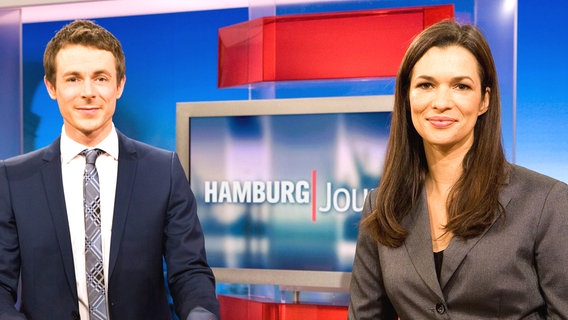 Moderieren das "Hamburg Journal": Julia-Niharika Sen und Alexander Bommes. © NDR Foto: Jann Wilken