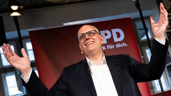 Andreas Bovenschulte, Spitzenkandidat der SPD in Bremen, spricht nach der Wahl zur Bremischen Bürgerschaft auf der Bühne der SPD-Wahlparty. © dpa-Bildfunk Foto: Sina Schuldt