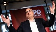 Andreas Bovenschulte, Spitzenkandidat der SPD in Bremen, spricht nach der Wahl zur Bremischen Bürgerschaft auf der Bühne der SPD-Wahlparty. © dpa-Bildfunk Foto: Sina Schuldt