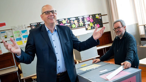 Andreas Bovenschulte, Spitzenkandidat der SPD in Bremen, bei seiner Stimmabgabe im Wahllokal. © dpa-Bildfunk Foto: Sina Schuldt