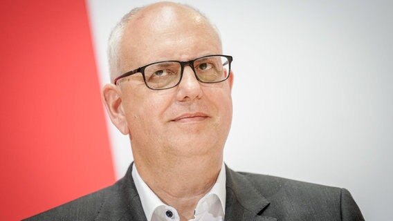 Andreas Bovenschulte (SPD), Bürgermeister von Bremen, äußert sich auf einer Pressekonferenz nach der Bremer Bürgerschaftswahl im Willy-Brandt-Haus. © Kay Nietfeld/dpa 