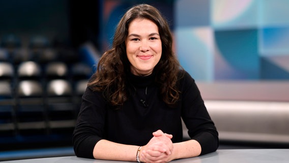 Die Vorsitzende der Jungen Liberalen, Franziska Brandmann, sitzt in einer Talkshow. © picture alliance / Panama Pictures | Christoph Hardt 