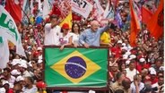 Brasiliens Ex-Präsident  und Kandidat der Arbeiterpartei, Lula, und der Kandidat für das Amt des Gouverneurs von São Paulo, Haddad, auf einer Wahlkampfkundgebung © Lincon Zarbietti/dpa 