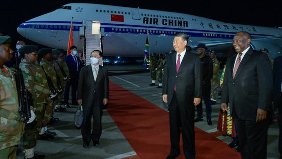 Cyril Ramaphosa, Präsident von Südafrika (r.), begrüßt Chinas Präsident Xi Jinping bei dessen Ankunft in Johannesburg © Li Xueren/XinHua/dpa Foto: Li Xueren/XinHua/dpa