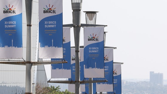 BRICS-Flaggen beim Treffen von Brasilien, Russland, Indien, China und Südafrika in Johannisburg. © picture alliance/dpa/TASS | Sergei Bobylev Foto: Sergei Bobylev
