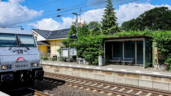 Ein Kreuz mit den Namen der Opfer der Messerattacke ist neben dem Wartehäuschen des Bahnhofs in Brokstedt aufgestellt. (Foto vom 28.6.2023) © picture alliance/dpa | Axel Heimken 