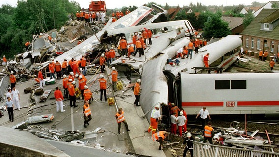 Teile der zusammengestürzten Brücke bei Eschede haben am 3. Juni 1998 zwei Zug-Waggons des ICE unter sich begraben. © dpa Foto: Holger Hollemann