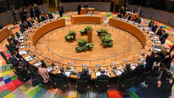 Ein Sitzungssaal in Brüssel während eines EU-Gipfels © dpa 