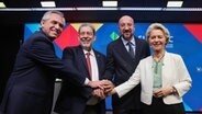 Alberto Fernandez (l-r), Präsident von Argentinien, Ralph Gonsalves, Premierminister von St. Vincent und die Grenadinen, Charles Michel, Präsident des Europäischen Rates, und Ursula von der Leyen, Präsidentin der Europäischen Kommission bei einem Treffen in Brüssel. © Francois Walschaerts/AP/dpa 