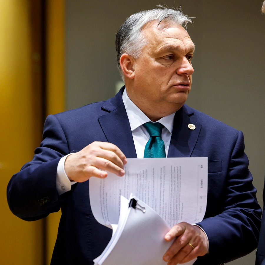 Robert Fico (r), Premierminister der Slowakei, spricht mit Viktor Orban, Premierminister von Ungarn, während eines EU-Sondergipfels. © Geert Vanden Wijngaert/AP/dpa 