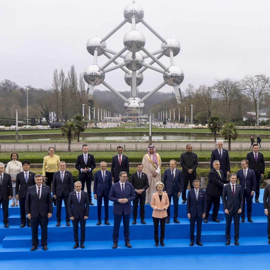 Die teilnehmenden Staats- und Regierungschefinnen und -chefs der EU kommen zum Frühjahrsgipfel in Brüssel zusammen. © picture alliance/dpa/Belga Foto: Nicolas Maeterlinck