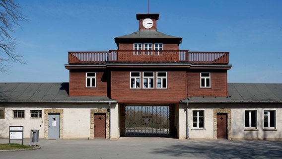 Das Eingangstor zum KZ Buchenwald. © dpa Foto:  Mario Gentzel