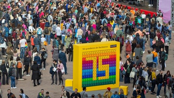 Tausende Menschen besuchen die 75. Frankfurter Buchmesse. © Helmut Fricke/dpa 