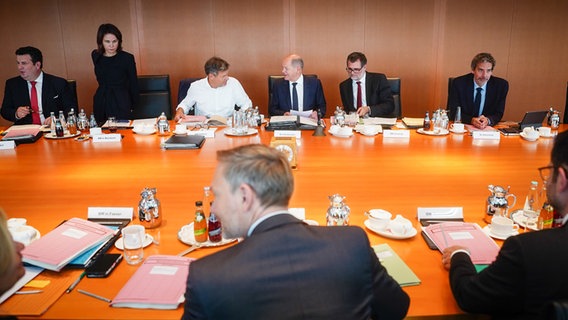 Bundesministerinnen und -minister sitzen mit Bundeskanzler Olaf Scholz am Kabinettstisch © dpa-Bildfunk Foto: Kay Nietfeld/dpa