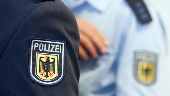 Polizeiabzeichen auf den Uniformärmeln zweier Bundespolizisten. © dpa 